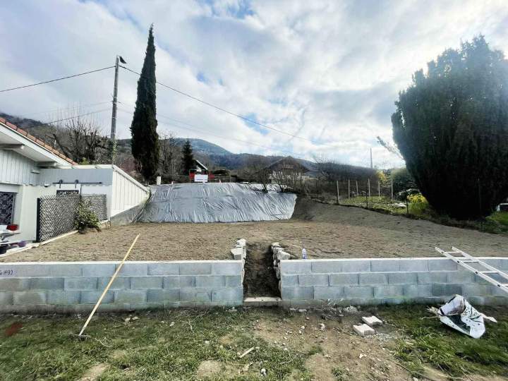 Stabilité et esthétique pour vos terrains en pente